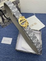 迪奥550 3.5Cm。特 这款 Montaigne Avenue 腰带从同名手袋汲取灵感，采用黑色光滑 牛皮革精心制作，质感柔软，设计优雅，饰以富有光泽的新款