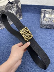 迪奥550 3. 5Cm特 这款 30 Montaigne Avenue 腰带从同名手袋汲取灵感，是二零二三年秋季新品。采用黑色光滑 牛皮革精心制作，质感柔软，