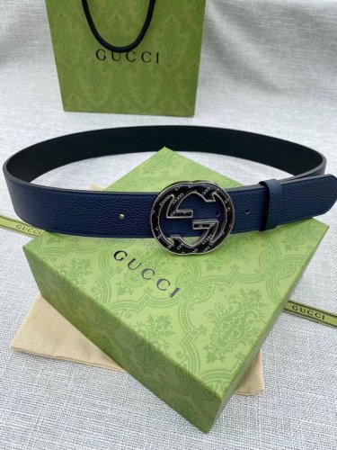 宽度3.8Cm Gg Marmont系列每一季都会推陈出新，为灵感源于70年代的标志性原版Gg6.0Cm钢扣配件注入现代精髓。这款双色头层牛皮腰带 给你带来更多