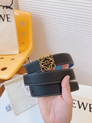 特 Loewe罗意威产品打造成兼具实用性及独特性的时尚精品。Loewe罗意威采用卓越工艺，简约造型，精美材质质量，致力打造针对不同生活领域的时尚精品。休闲百搭！