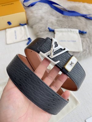 品名： Lv..路易..威登腰带皮带原单 型号：挂扣，经典纯钢材质挂扣，头层牛皮，图片实物拍摄 材料：头层牛皮，挂扣系列，纯钢材质扣头，钯镀电镀工艺永不掉色。原