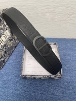特 这款腰带巧妙融合优雅与时尚，彰显 Dior 的精湛工艺。采用黑色皮革精心制作，以全新方式呈现经典图案。腰带长度可调节，搭配金属覆层黄铜五金，40毫米可随心搭