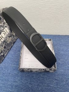 特 这款腰带巧妙融合优雅与时尚，彰显 Dior 的精湛工艺。采用黑色皮革精心制作，以全新方式呈现经典图案。腰带长度可调节，搭配金属覆层黄铜五金，40毫米可随心搭