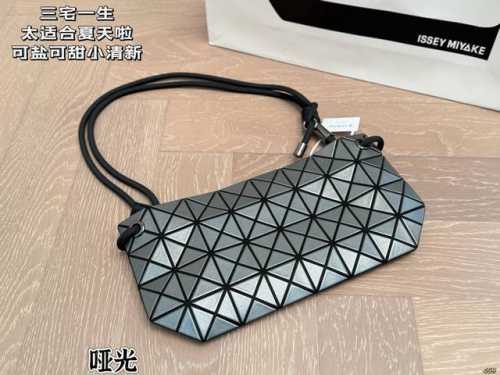 三宅一生 太适合夏天啦 又轻又方便小清新~ 包身显现出丰满的外形。 尺寸23 15