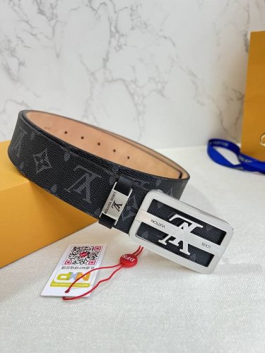 品名： Lv..路易..威登腰带皮带原单 型号：挂扣，经典纯钢材质镂空挂扣，头层牛皮，图片实物拍摄 材料：头层牛皮，挂扣系列，纯钢材质扣头，钯镀电镀工艺永不掉色