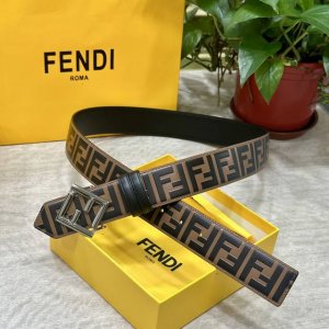 fendl 芬迪 专柜同款 宽40Mm 标志造型宽皮带。钉扣式带扣。棕色小牛皮制成。印有浮雕手绘黑色与棕色 Ff 图案。镀金表面金属制品，品质保证。