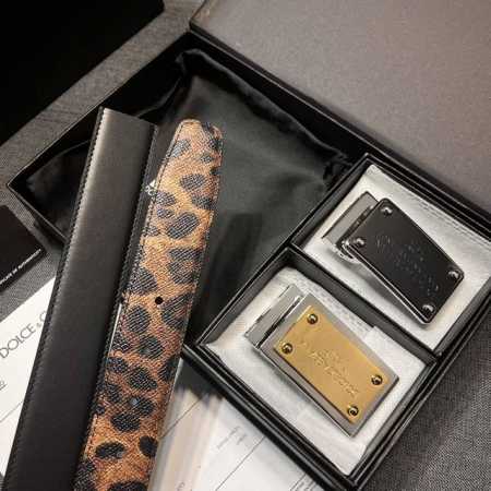 Dg宽3.5Cm Dolce&Gabbana 新款 搭配双扣头，轮换用，时尚商务同时兼顾，搭配可双面使用腰带，五金采用钌电镀 Dg 交叉造型徽标搭扣 - 点击图像关闭