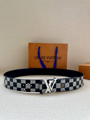 特 4.0宽 Lv Shake 双面腰带结合 Monogram Eclipse 帆布与光滑牛皮革，成就两式风范。Lv Shake 搭扣拥有抛光质感和漆面效果