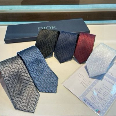 Dior家款新领带 Dior男士Cd提领花带 稀有展现精湛工手与时尚优雅理的想选择，这采款用Do家最经极典具标志性Logo提制花成的领带，以同色调法手演绎的更显