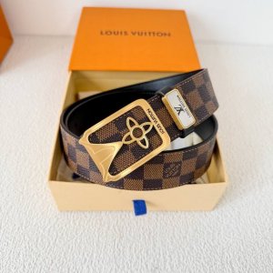 品名： Lv..路易..威登腰带皮带原单 型号：挂扣，经典纯钢材质挂扣，头层牛皮，图片实物拍摄 材料：头层牛皮，挂扣系列，纯钢材质扣头，钯镀电镀工艺永不掉色。原