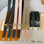 寬度：30Mm 最新女士雙面腰帶 寬度3Cm 進口原廠小荔枝飾有經典的標誌性壓花效果 襯托小牛皮底 經典字母搭扣 雙面可用 有黑色和粉色兩色選