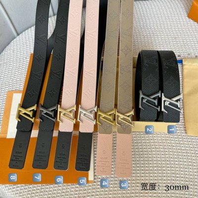 寬度：30Mm 最新女士雙面腰帶 寬度3Cm 進口原廠小荔枝飾有經典的標誌性壓花效果 襯托小牛皮底 經典字母搭扣 雙面可用 有黑色和粉色兩色選