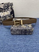 腰带P 35 毫米棕色粒面牛皮革 编号: 4333Rutam_H00M。 这款腰带采用棕色粒面牛皮革精心制作，饰以复古银色饰面黄铜针扣，彰显优雅时尚风范。宽度