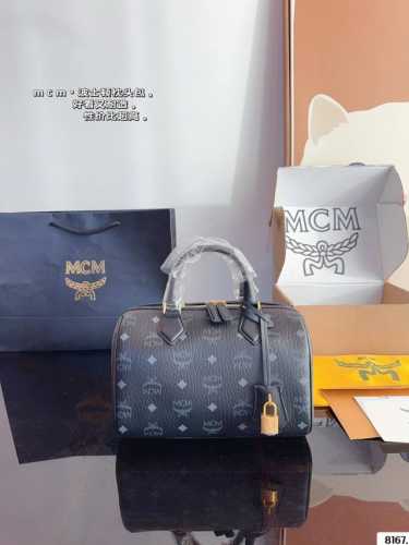 配礼盒 Mcm这季主打就是时尚大Logo Mc 新款24 枕头包！ 真是方便又实用哦！ 这款太啦！ 非常有街头风，酷炫风，男女都可背！尺寸：25*13*16Cm
