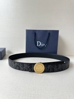 宽度3.5Cm 这款 Dior Charm 腰带扣是夏季男装系列新品，采用不锈钢真空电镀菱饰面精心设计，重新演绎经典的 Dior 标志。可与各式 35 毫米腰带