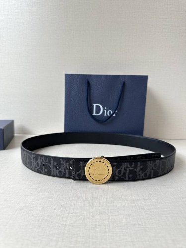 宽度3.5Cm 这款 Dior Charm 腰带扣是夏季男装系列新品，采用不锈钢真空电镀菱饰面精心设计，重新演绎经典的 Dior 标志。可与各式 35 毫米腰带