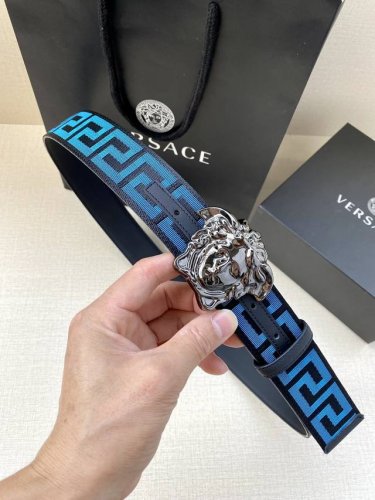 特 带宽3.8Cm Versace 范思哲 此款缎带腰带风格十分休闲，饰有标志性希腊回纹图案，可搭配休闲单品或高腰正装。 闭合式佩戴 希腊回纹图案 材质：100
