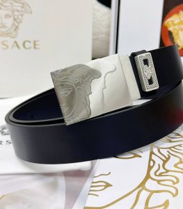 皮带：Versace.范思哲顶级复刻. 腰带：原单品质百分百进口头层牛皮，保证真皮。美人头半脸间色双拼接工艺.真空电镀.永不掉色.24K纯钢扣纯手工3D浮雕图案