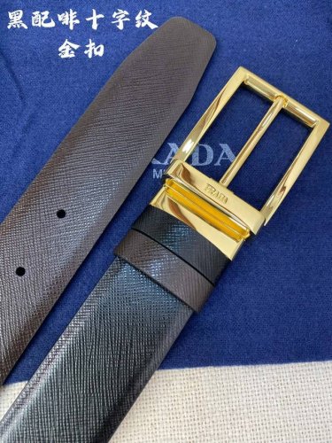Prada 普拉达 专柜同款 男士休闲双面用腰带 宽3.4Cm 采用光滑双面头层小牛皮 采用简约外形设计，其上以prada徽标装饰，勾勒精致细节，是prada男