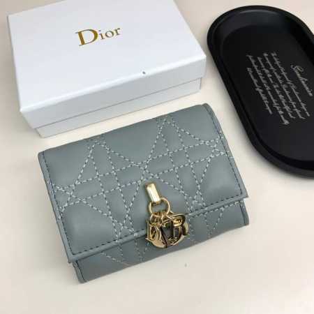 Dior 923颜色 黑色 米色 艳粉 兰色尺寸：11*8.5*3Dior 专柜最新款出货！这款迷你 Lady Dior 钱包设计精巧，空间宽敞。黑色羊皮革饰以 - 点击图像关闭