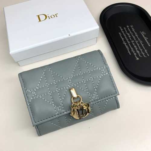 Dior 923颜色 黑色 米色 艳粉 兰色尺寸：11*8.5*3Dior 专柜最新款出货！这款迷你 Lady Dior 钱包设计精巧，空间宽敞。黑色羊皮革饰以