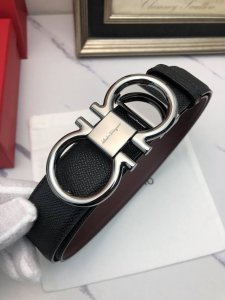 菲拉格慕：原单头层牛皮手掌纹面、内衬头层小牛皮底，搭配原单扣头，原单皮料定制，专柜宽度3.5