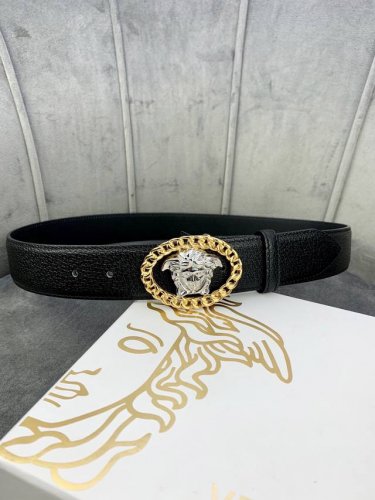 宽度4.0Cm Versace 范思哲 此款腰带采用猪皮纹 两面头层牛皮制造，并饰有标志性的美杜莎链条五金配件。