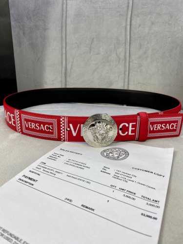 特P210 宽度4.0Cm Versace（范思哲）此款Palazzo腰带采用牛皮革面料制作，并饰有Le Pop Classique图案印花和标志性的美杜莎五金