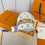 寬度：40Mm Lv Pyrmide Truck L Oeii雙面腰帶 驢家 海外原單代特供 面為進口小牛皮壓飾有標誌性品牌圖案效果工藝 原廠配色柔軟小牛皮底