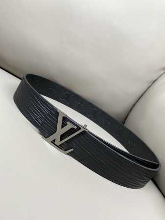 特 Lv Initiales 40 毫米双面腰带 进口小牛皮材质柔软手感 一面大水波纹 一面经典压花纹 - 点击图像关闭