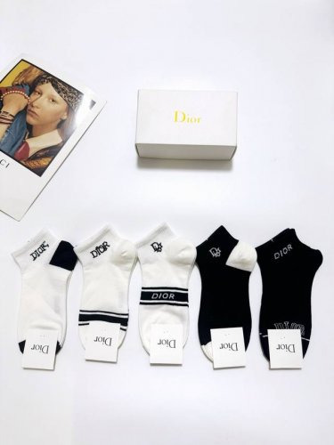 配包装 一盒5 双 Dior 迪奥 经典字母Logo 纯棉短袜 ，Ins超火爆短袜，纯棉面料，潮人必备 ，经典配色 个性时尚百搭款，你值得拥有哦