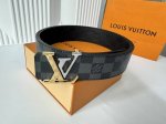 知名奢侈品牌Lois Vuitton的品牌皮带。带身采用了经典黑色和标志性Lv图案设计 双面可用，高辩度字母Logo金属扣，展现出优雅与奢华的风格，适合各种正式