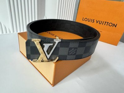 知名奢侈品牌Lois Vuitton的品牌皮带。带身采用了经典黑色和标志性Lv图案设计 双面可用，高辩度字母Logo金属扣，展现出优雅与奢华的风格，适合各种正式