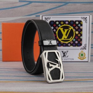 品名：LV..路易..威登原单 材质：原单牛皮腰带 百分百头层牛皮腰带保证真皮，24K纯钢扣，专柜原单品质、做工精细，时尚大牌，送人自用首选 包装： 请认准如图