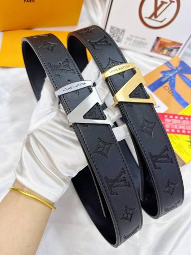 皮带：Lv..路易..威登顶级复刻. 腰带：原单品质百分百头层牛皮，保证真皮。V形哑面双层拼接设计.真空电镀.永不掉色.24K拉丝纯钢扣头层小牛皮纹路双