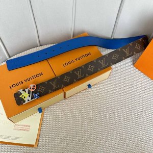 特 L0Uis Vuitt0N 專櫃最新升級版本 寬度40毫米 精湛工藝定制帆布面料襯托進口小牛皮彩色底 搭配精鋼雕花字母搭扣 雙面用 經典百搭款！