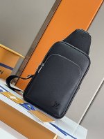 顶级原单原版开发，全钢五金本款 Avenue 单肩包取材 Taga 牛皮革，顶部配有小号拉链袋，重绎路易威登的经典设计。可调节肩带方便左右固定，帆布肩带及内衬秉