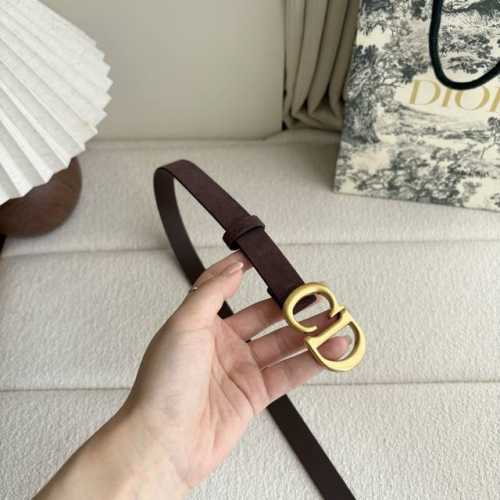 Dior的马鞍腰带已成为品牌的标志性款式，是每个衣橱的必备品。这款绒面小牛皮腰带重新演绎了这一经典款式，其特点是带有古金色饰面的Cd金属搭扣。它是搭配裙子、连衣