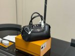 配折叠盒 温哥华 Hr Lv 新款Biker Bag 温哥华 Hr Lv 新款Biker Bag, 简单低调，可手拎或斜挎 尺寸:26.13Cm