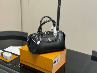 配折叠盒 温哥华 Hr Lv 新款Biker Bag 温哥华 Hr Lv 新款Biker Bag, 简单低调，可手拎或斜挎 尺寸:26.13Cm