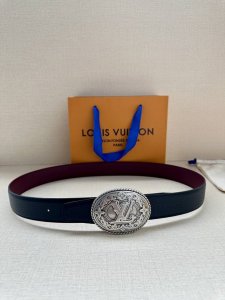3.4宽 本款 Lv Heritage 双面腰带以粒面和素净皮革分饰两侧，再借纹理丰富的金属搭扣升华典雅格调。锥形末端续写现代简约之笔 金属件 双面 西班牙制造
