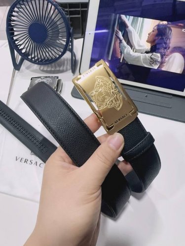 特 Versace 范思哲 经典蛇妖美杜莎人头搭配希腊复古回纹压花带身 双面头层、采用精挑细选进口顶级牛皮，做工精致与专柜1:1品质！商务既有时尚的男士腰带火爆