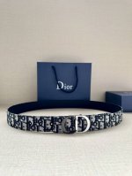 特 宽度3.5Cm Dior 这款腰带扣是 Dior 新款单品，延续经典设计，采用“Cd Icon”标志造型。黑色哑光涂漆和金属覆层黄铜形成鲜明的对比。可与各式