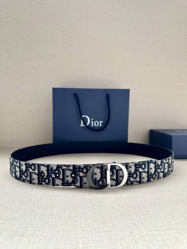特 宽度3.5Cm Dior 这款腰带扣是 Dior 新款单品，延续经典设计，采用“Cd Icon”标志造型。黑色哑光涂漆和金属覆层黄铜形成鲜明的对比。可与各式