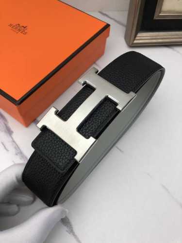 爱玛仕：原单头层牛皮荔枝皮纹，内衬头层卡其平纹牛皮底，营造织纹外观。饰以标志原单扣。专柜宽度4.0