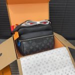 Louisvuitton 路易威登 Lv Outdoor 黑武士邮差包 男女通用单肩斜挎包 经典百搭 实物拍摄 原厂原版面料 配送防尘袋 飞机礼盒 25 X 1