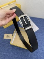 巴、宝莉 经典系列新品腰带，采用小牛皮材质，完美搭配手工车线，经典配色，可搭配商务西装或更为休闲的造型。38毫米宽 顶级