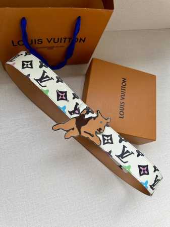 特 Monogram Craggy 双面腰带出自路易威登与 Tyler 的合作系列，令帆布一面铺陈谐趣 Monogram Craggy 图案，再为皮革一面压印路 - 点击图像关闭