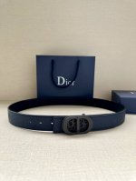 特 Dior 这款 35毫米双面腰带结合典雅气质与摩登风范。一面则采用迪奥灰粒面牛皮革，另一面则采用同色调压花 Cd Icon 标志。长度可调节，可搭配各式 3