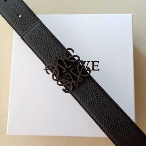 品牌:罗意威 价格:特 尺寸:带宽32mm 正品尺寸 五金材质:专柜精品扣，真空电镀，工艺精细 带身材质:天然头层牛皮，质感十足，手感柔软。时尚个性，经典百搭！